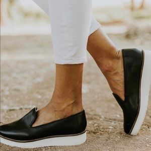 NWOB Roolee Black Leather Loafers, US 6